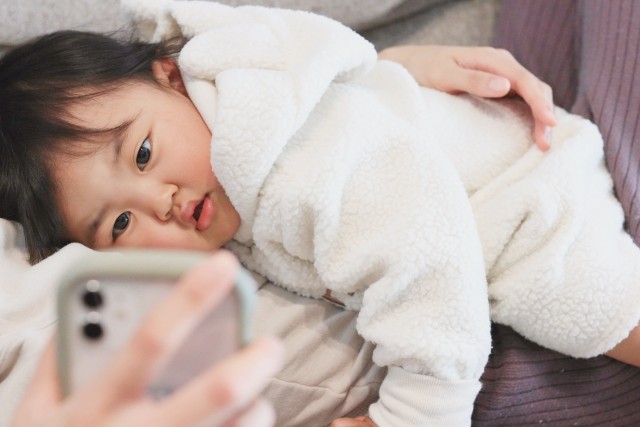 赤ちゃんをスマホで撮影しているイメージ画像